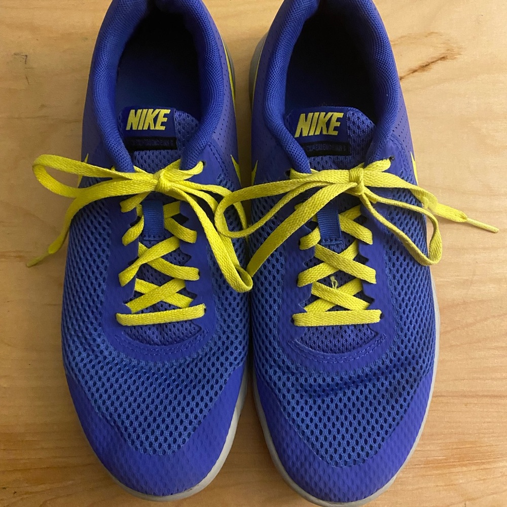 Nike Youth Size 7 Blue
